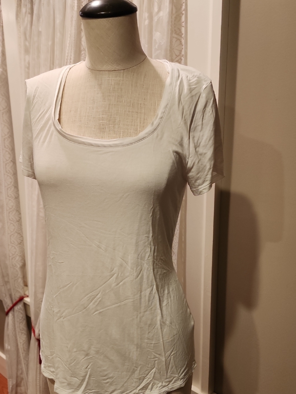 White House Black Market Women’s White Short-Sleeve Scoop Neck Tee